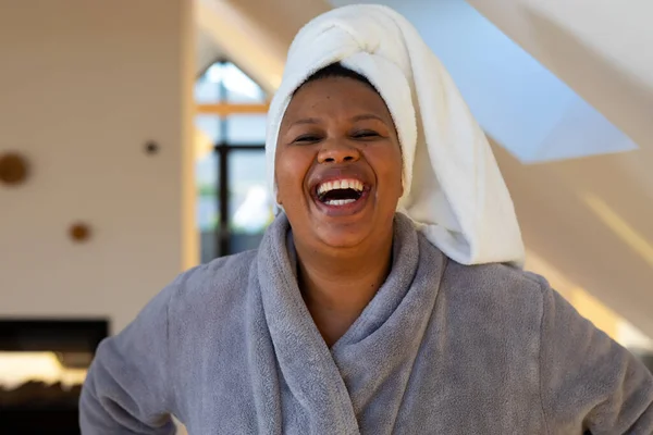 Happy Size Afrikaanse Amerikaanse Vrouw Badjas Lachend Badkamer Zelfzorg Gezondheid — Stockfoto