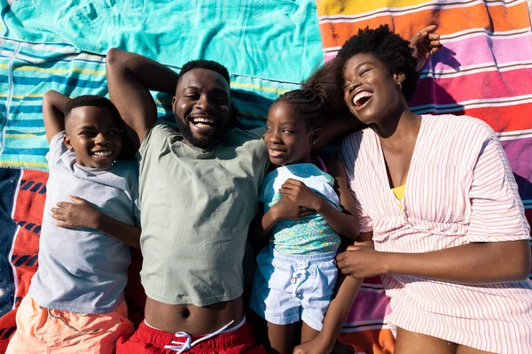 Високий Кут Зору Веселих Афроамериканських Батьків Дітей Відпочивають Рушниках Пляжі — стокове фото
