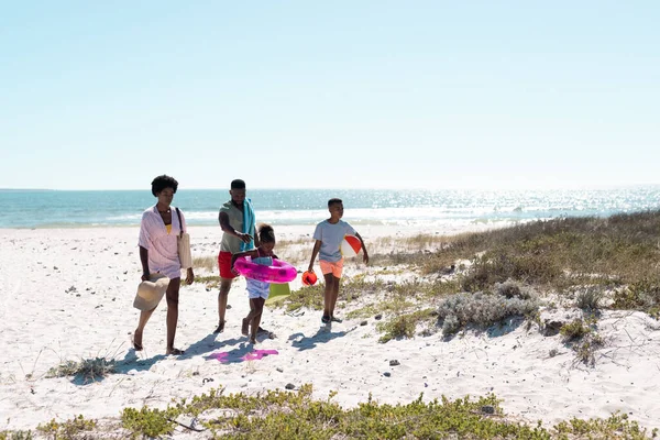 アフリカ系アメリカ人の両親と子供たちは 澄んだ空 コピースペースに対して砂浜で休暇を楽しんでいます 変更なし 一緒に 小児期 ピクニック 風光明媚な夏 — ストック写真