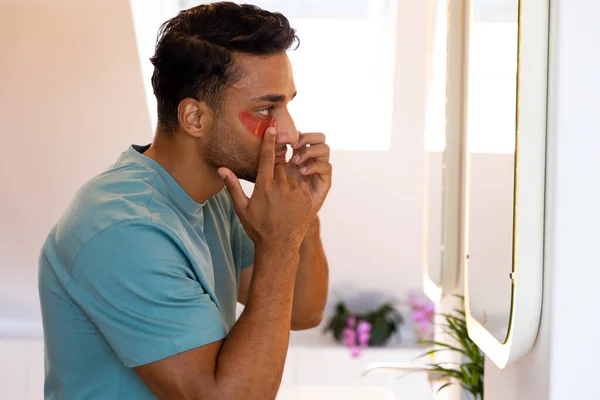 Biracial Hombre Mirando Espejo Aplicación Bajo Máscara Baño Estilo Vida —  Fotos de Stock