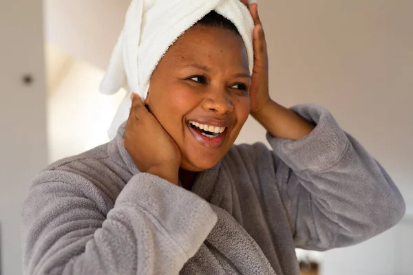 Szczęśliwy Rozmiar Afrykańskiej Kobiety Szlafroku Patrzącej Twarz Lustrze Łazience Samoopieka — Zdjęcie stockowe