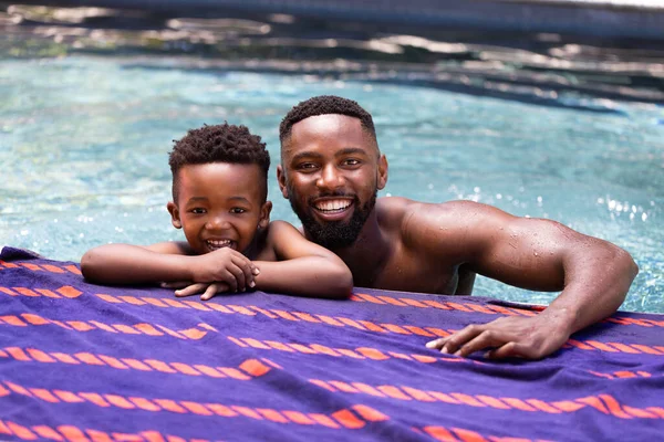 非洲裔美国人的画像 父亲和儿子赤身裸体地倚在旅游胜地的水塘边 不变的家庭 夏天和周末的概念 — 图库照片