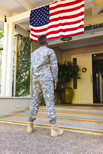 Amerikansk Soldat Med Militæruniform Som Ser Flagget Til Oss Utenfor – stockfoto