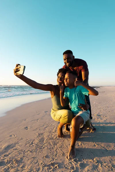 Afro Amerikaanse Vrouw Neemt Selfie Met Vrolijke Man Zoon Smartphone — Stockfoto