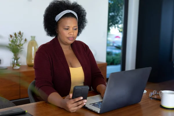 Além Mulher Americana Africana Tamanho Sentado Mesa Usando Laptop Smartphone — Fotografia de Stock