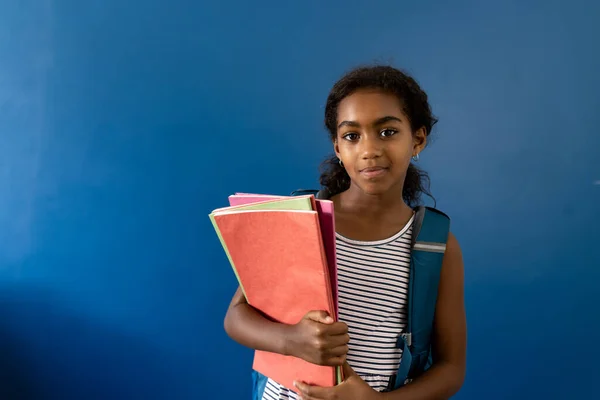 Портрет Щасливої Школярки Тримає Блокноти Синьому Фоні Копіювальним Простором Студійний — стокове фото