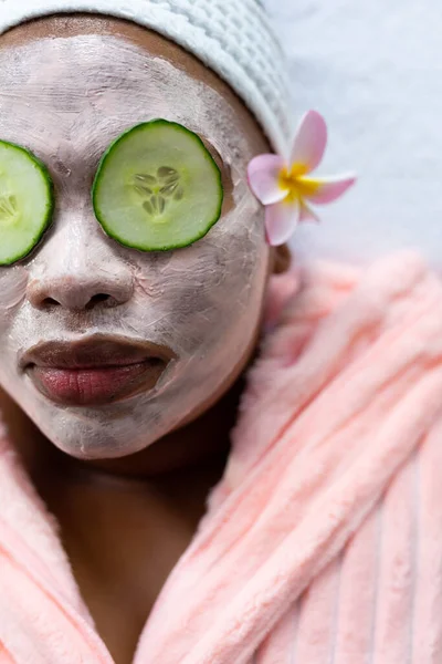 Güzellik Maskesi Kaplıcada Salatalık Dilimleri Olan Rahat Iri Yarı Afro — Stok fotoğraf