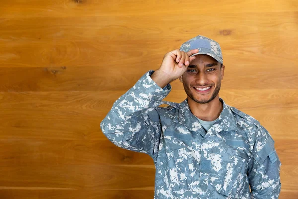 Retrato Soldado Birracial Feliz Vestindo Uniforme Olhando Para Câmera Segurando — Fotografia de Stock