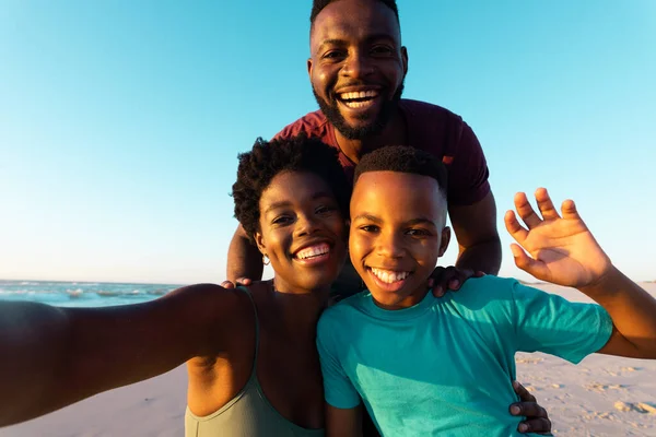 Mutlu Bir Koca Oğluyla Gökyüzüne Karşı Selfie Çeken Afrikalı Amerikalı — Stok fotoğraf