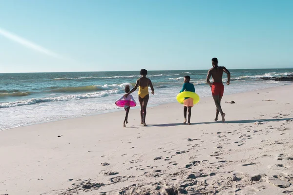 Rückansicht Afrikanisch Amerikanischer Eltern Und Kinder Mit Schwimmern Die Strand — Stockfoto