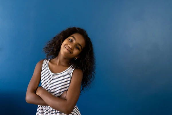 Retrato Menina Birracial Feliz Com Braços Cruzados Sorrindo Fundo Azul — Fotografia de Stock