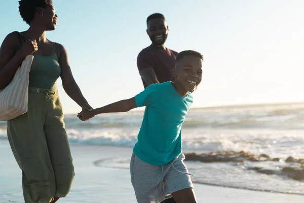 Африканский Американец Веселый Мальчик Держащий Мать Отца Руки Идущий Море — стоковое фото
