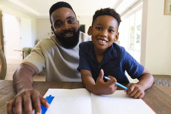 Glückliche Afrikanisch Amerikanische Vater Und Sohn Sitzen Tisch Mit Notizbuch — Stockfoto