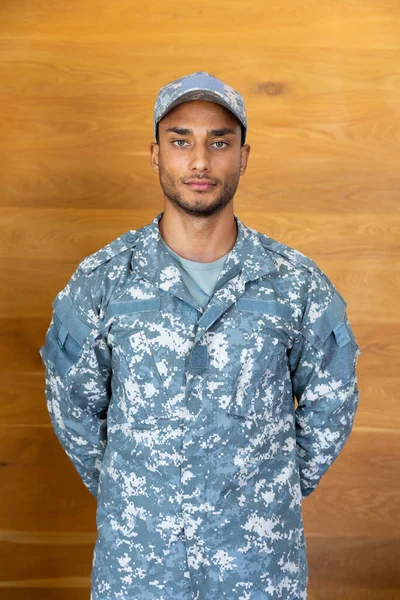 Πορτρέτο Του Αρσενικού Στρατιώτη Που Φοράει Στολή Και Καπέλο Κοιτάζοντας — Φωτογραφία Αρχείου