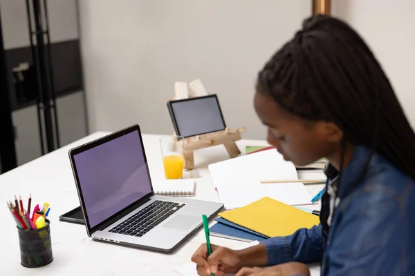 Menina Adolescente Afro Americana Fazendo Lição Casa Usando Laptop Tablet — Fotografia de Stock