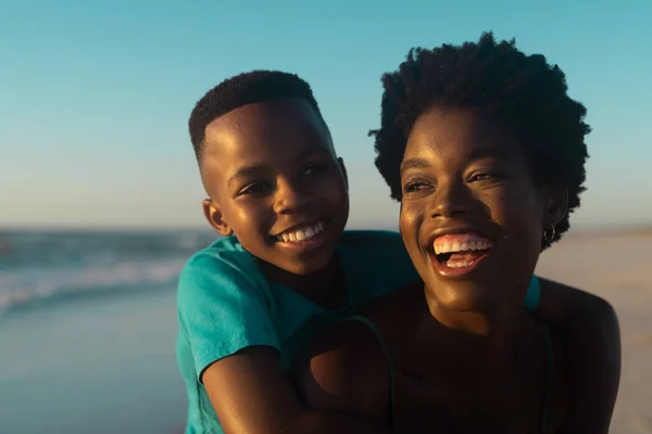 Покриття Щасливої Афро Американської Матері Піггібек Сина Пляжі Проти Блакитного — стокове фото