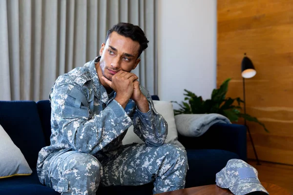 Soldado Birracial Pensativo Vestindo Uniforme Sentado Sofá Sala Estar Olhando — Fotografia de Stock