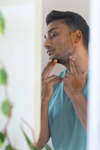 Homem Biracial Tocando Seu Rosto Olhando Para Sua Mandíbula Espelho — Fotografia de Stock