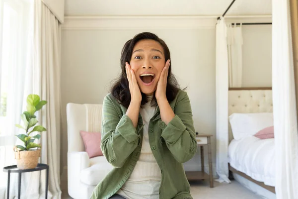 침실에서 비디오 통화를 아시아인 의사소통 — 스톡 사진