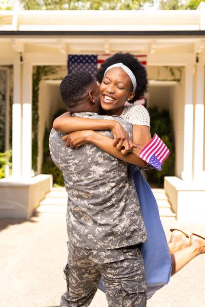 Весела Збуджена Афроамериканська Дружина Захоплює Військового Чоловіка Після Повернення Додому — стокове фото