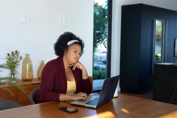 Ayrıca Masada Dizüstü Bilgisayar Kullanarak Oturan Afrikalı Amerikalı Bir Kadın — Stok fotoğraf