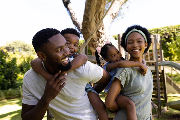Glada Afrikanska Amerikanska Föräldrar Grisar Upp Son Och Dotter När — Stockfoto