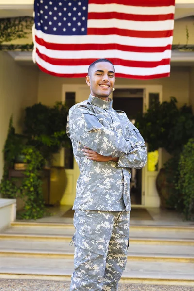 Portrett Lykkelig Amerikansk Soldat Med Militæruniform Utenfor Huset Amerikansk Flagg – stockfoto