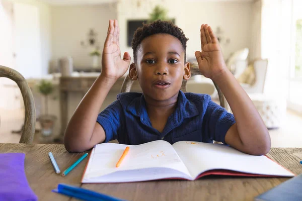 Niño Afroamericano Feliz Sentado Mesa Con Cuaderno Tener Lección Línea —  Fotos de Stock
