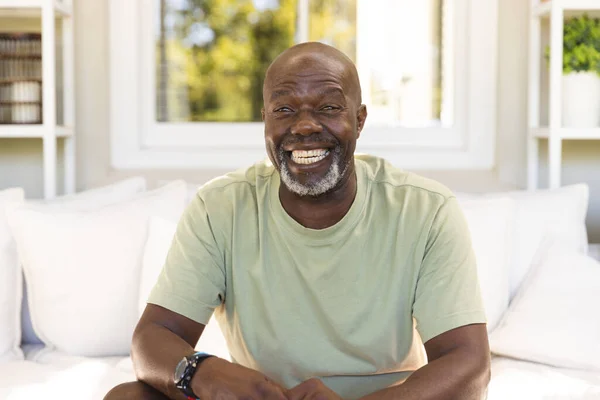 ビデオ通話をしている幸せなアフリカ系アメリカ人の老人の肖像画 シニアライフスタイル テクノロジー 国内生活 — ストック写真