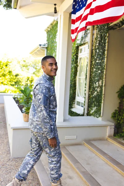 Boldog Félvér Amerikai Férfi Katona Katonai Egyenruhát Visel Ház Előtt — Stock Fotó