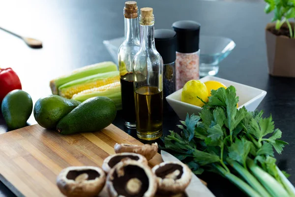 Sluiten Van Groenten Kruiden Olijfolie Balsamico Azijn Aanrecht Keuken Voedsel — Stockfoto