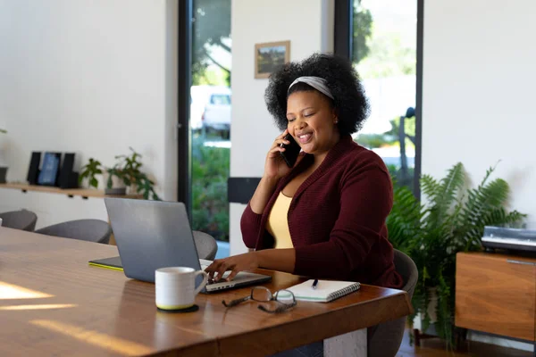 Mutlu Boyut Olarak Afro Amerikan Kadın Masada Oturuyor Dizüstü Bilgisayar — Stok fotoğraf