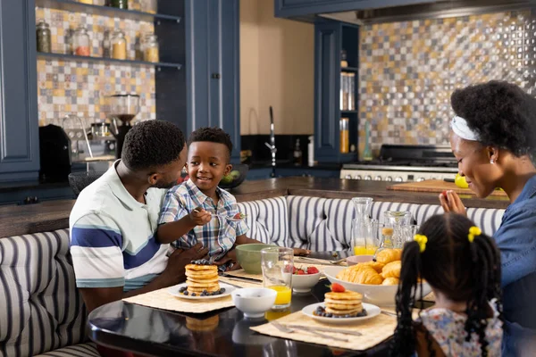 快乐的非洲裔美国孩子和父母在家里的餐桌边吃着新鲜健康的早餐 复制空间 生活方式和家庭观念 — 图库照片