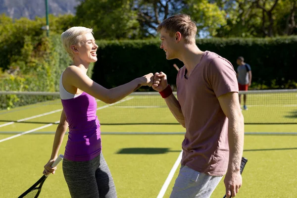 快乐的一群朋友打网球 在网球场上嬉皮笑脸 积极的生活方式 闲暇时间 竞争和友谊 — 图库照片