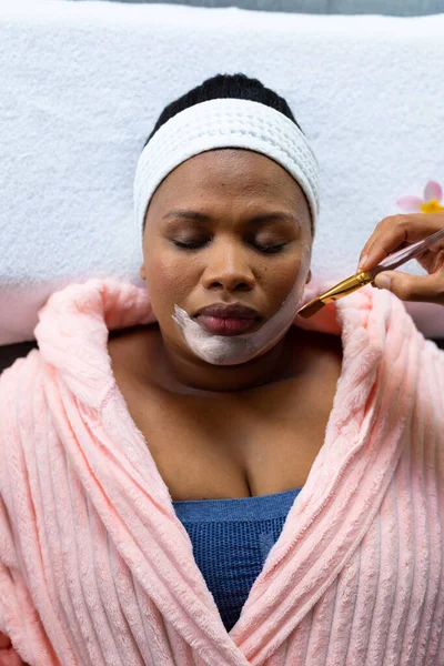 有美容美发面罩的非洲裔美国妇女在温泉疗养时被应用于面部 自我照顾 健康和美 身体包容和生活方式 — 图库照片