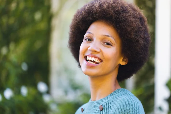 Porträtt Lycklig Afrikansk Amerikansk Kvinna Tittar Kameran Och Ler Trädgården — Stockfoto