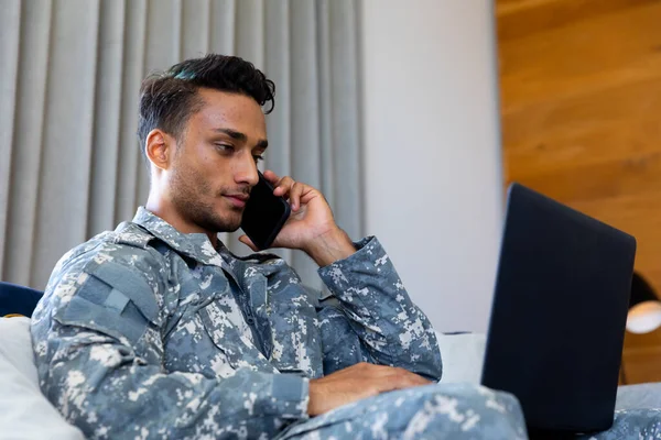 Biracial Man Soldat Bär Uniform Med Bärbar Dator Och Prata — Stockfoto