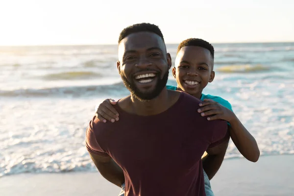 Portrait Homme Afro Américain Joyeux Qui Soutient Son Fils Contre — Photo
