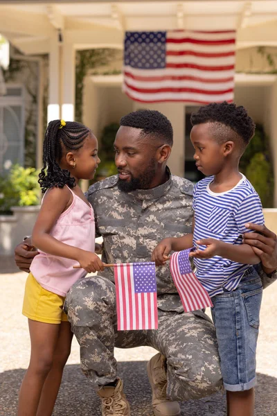 Αφρο Αμερικάνος Στρατιωτικός Πατέρας Αγκαλιάζει Και Μιλάει Παιδιά Έξω Από — Φωτογραφία Αρχείου