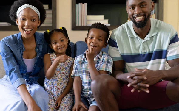 Evdeki Oturma Odasında Kanepede Oturan Gülümseyen Afrikalı Amerikalı Ebeveynlerin Çocukların — Stok fotoğraf