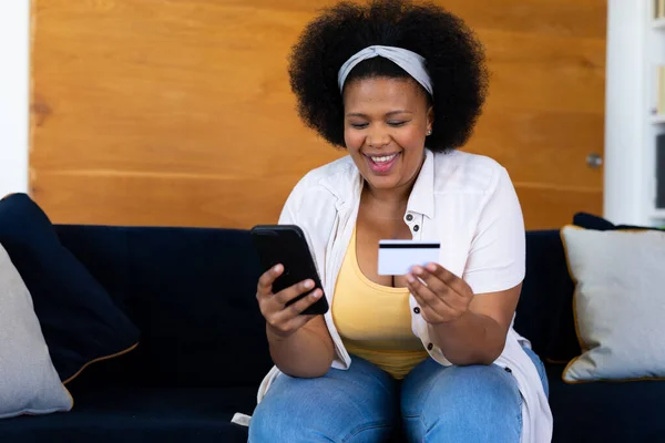 Szczęśliwy Rozmiar Afroamerykanka Kobieta Kanapie Zakupy Online Karty Kredytowej Smartfona — Zdjęcie stockowe