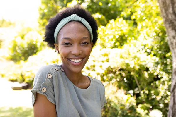 Parkta Bitkilere Karşı Kısa Afro Saçlı Gülümseyen Afrikalı Amerikalı Orta — Stok fotoğraf