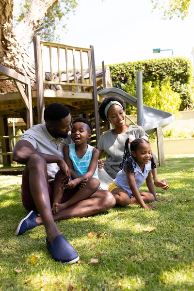 Afroamerikanische Eltern Unterhalten Sich Und Spielen Mit Kindern Während Sie — Stockfoto