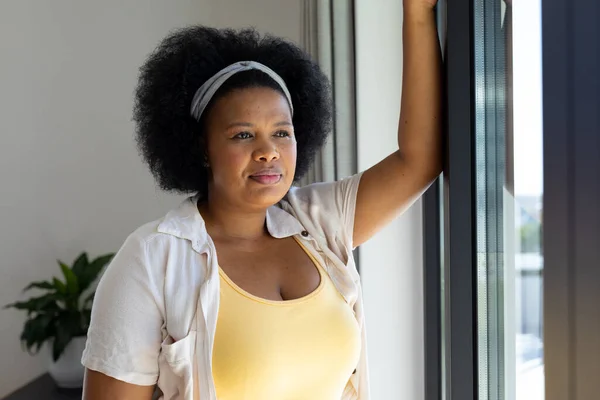 Задумчивая Плюс Размер Африканская Американка Наклоняется Смотрит Окно Домашняя Жизнь — стоковое фото