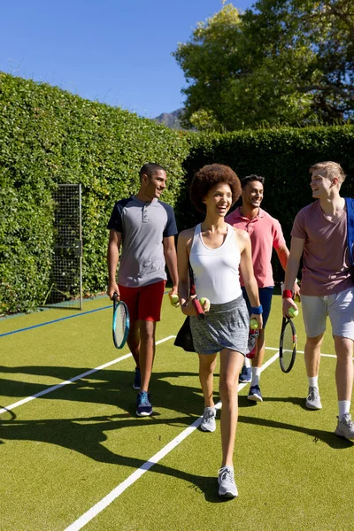 Счастливая Компания Друзей Прибывающих Вместе Теннисный Корт Активный Образ Жизни — стоковое фото