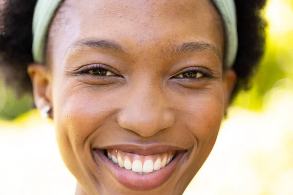 公園で笑顔のアフリカ系アメリカ人の中間の大人の女性のクローズアップ肖像画 変更されていない ライフスタイル 美しい 週末と楽しみの概念 — ストック写真