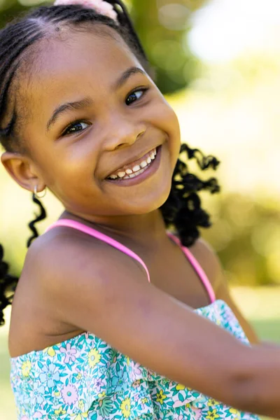 Nahaufnahme Porträt Des Süßen Afrikanisch Amerikanischen Lächelnden Mädchens Das Die — Stockfoto