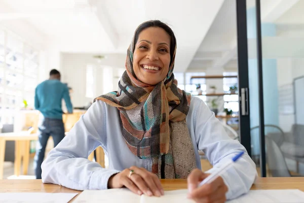 Портрет Щасливої Мусульманської Ділової Жінки Окулярах Дивиться Камеру Сучасному Офісі — стокове фото