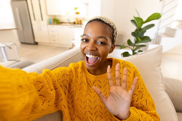 Afro Amerikaanse Jonge Vrouw Met Kort Haar Schreeuwend Zwaaiende Hand — Stockfoto