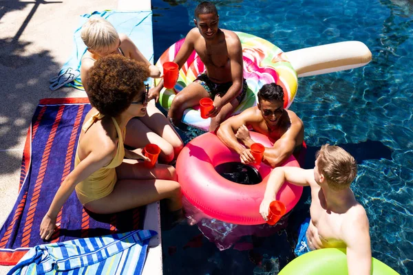 Fröhliche Bunte Gruppe Von Freunden Feiert Poolparty Hält Plastikbecher Garten — Stockfoto